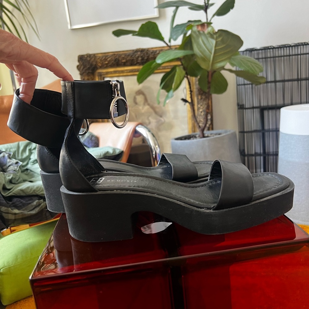 Miista E8 leather platform sandals with cuff / strap 40 /10